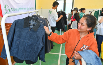 3.000 trang phục RE.UNIQLO được trao tặng cho bà con xã Phước Chánh, Đà Nẵng