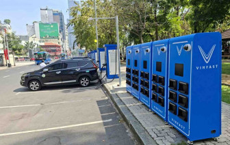 Các đơn vị lắp đặt tủ pin xe điện phải trả phí sử dụng lòng đường, vỉa hè