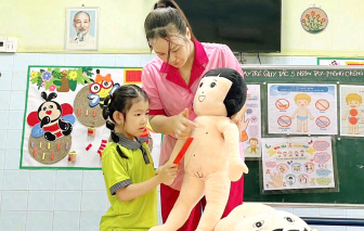 Cần thực hiện giáo dục giới tính ngay từ bậc mầm non