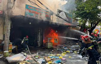Cửa hàng in ấn ly giấy cháy dữ dội, nhiều tài sản bị thiêu rụi