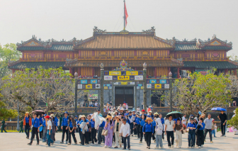 Đại Nội Huế tấp nập du khách trong ngày miễn phí vé tham quan