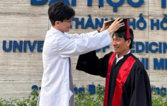 Xúc động cảnh bác sĩ cùng cha đến trường trong ngày tốt nghiệp chuyên khoa 1