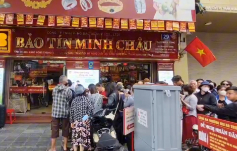 Bảo Tín Minh Châu vừa mở cửa trở lại, khách đã xếp hàng đông nghẹt