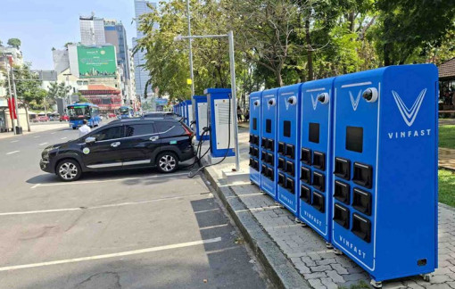 Các đơn vị lắp đặt tủ pin xe điện phải trả phí sử dụng lòng đường, vỉa hè
