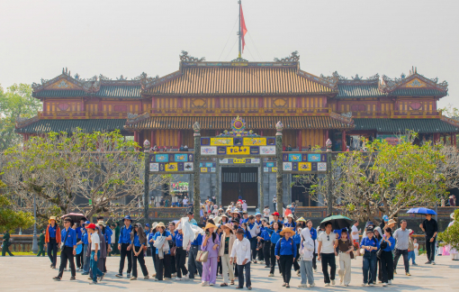 Đại Nội Huế tấp nập du khách trong ngày miễn phí vé tham quan