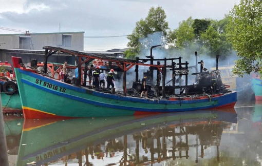 Tàu thu mua hải sản bốc cháy dữ dội ở Cà Mau, thiệt hại hàng trăm triệu đồng