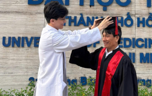 Xúc động cảnh bác sĩ cùng cha đến trường trong ngày tốt nghiệp chuyên khoa 1