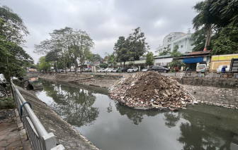 Hà Nội: Hàng chục tấn rác thải xây dựng bị đổ trộm xuống sông Lừ trong đêm