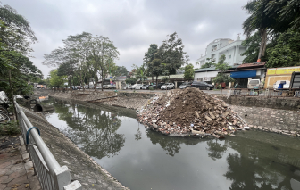 Hà Nội: Rác thải đổ xuống sông Lừ phục vụ dự án của Thành phố