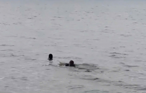 Chiến sỹ công an bơi ra giữa hồ Tây cứu cô gái tự tử