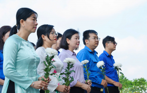 Báo Phụ nữ TPHCM trao quà cho phụ nữ và trẻ em khó khăn