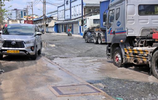 Đường Bến Nghé chi chít 'ổ voi', xe tải chết máy vì sụp hố