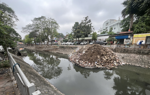 Hà Nội: Rác thải đổ xuống sông Lừ phục vụ dự án của Thành phố