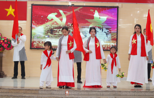 Tiết mục “Sợi tơ vàng son - 50 năm dệt nên khát vọng” đoạt giải nhất hội thi Duyên dáng áo dài phường Trung Mỹ Tây