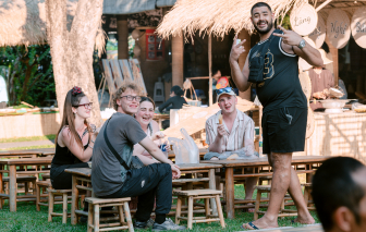 Khách quốc tế 'đội nắng' trải nghiệm ẩm thực 3 miền