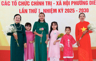 Khi bà, mẹ và cháu cùng khoe sắc áo dài