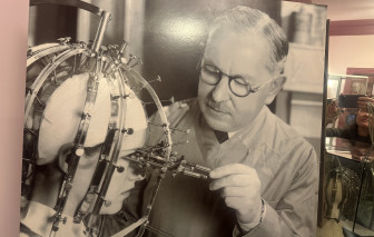 Max Factor: Người thay đổi diện mạo của các ngôi sao Hollywood