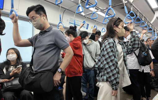 Xăng tăng giá, giới trẻ TPHCM ưu tiên tàu điện để tiết kiệm