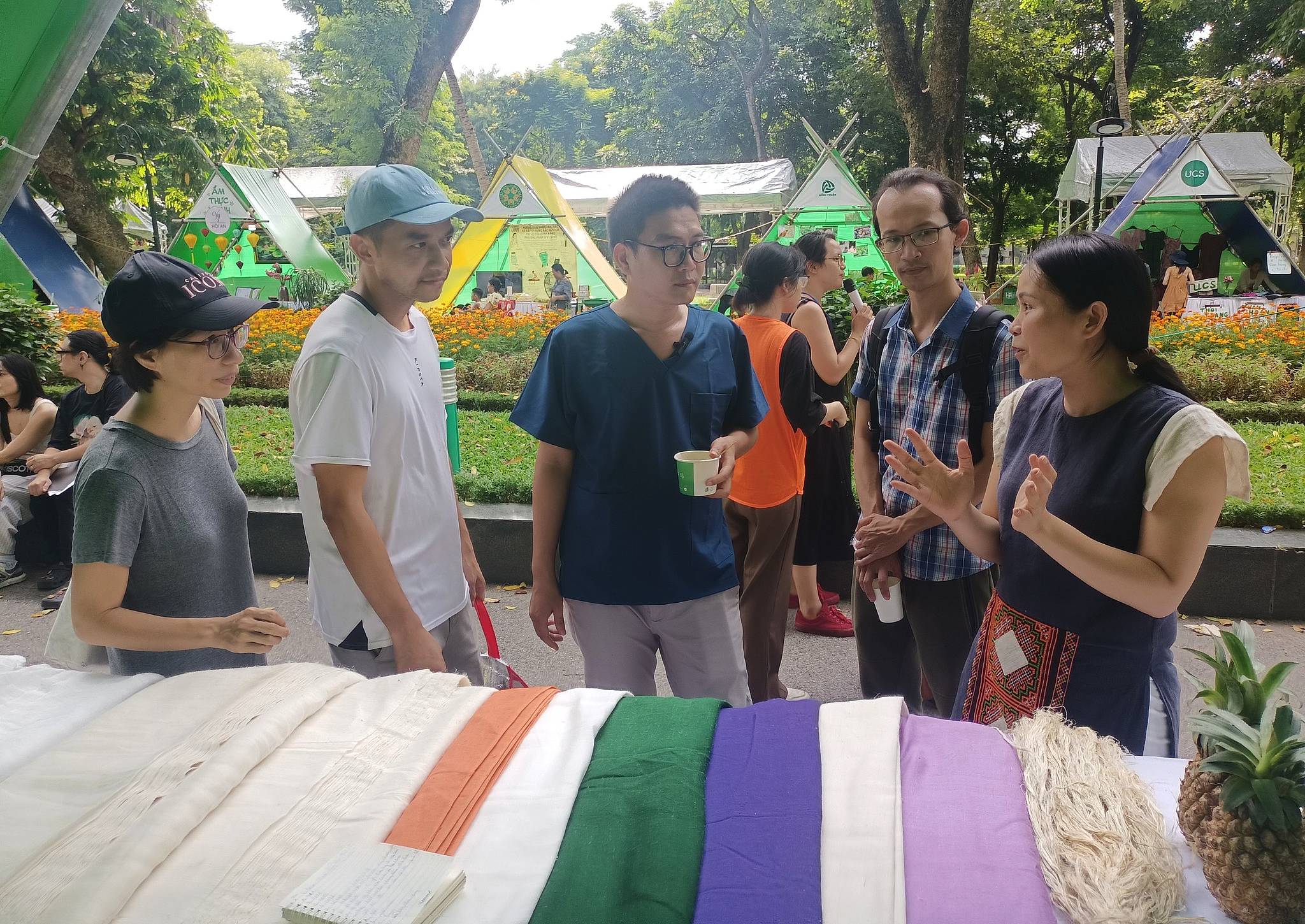 Bà Liễu (bìa phải) giới thiệu các loại vải sản xuất từ lá dứa