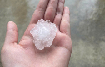 Mưa đá, hạt to bằng ngón tay trút xuống vùng cao Nghệ An