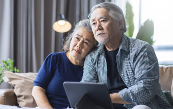 Tuổi già chật vật tiết kiệm để tích vàng cho con cháu