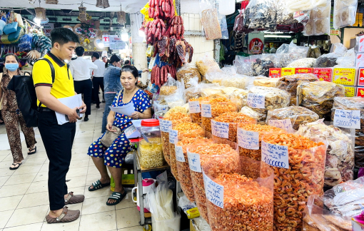 Bị thu phí chỉ vì không dùng tiền mặt mua hàng