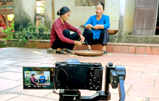 Phụ nữ lớn tuổi vẫn thành “sao” trên mạng, kiếm bộn tiền