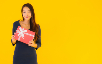 Chỉ một món quà nhỏ sao lại thành chơi trội?