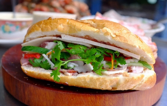 Số người ngộ độc thực phẩm sau khi ăn bánh mì ở Đắk Lắk lên đến 61