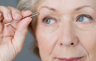 Có cách nào giảm độ thưa của hàng lông mày sau tuổi 50?