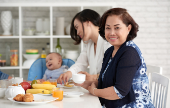 Nhìn sắc mặt con dâu để sống