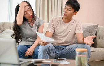 Làm sao để chồng chịu nộp lương cho vợ?