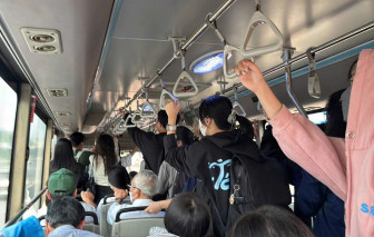 Ồn ào nơi công cộng: Thói quen khó bỏ của nhiều người?