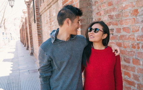 Quan tâm hay kiểm soát nhau?