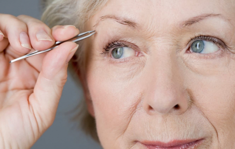 Có cách nào giảm độ thưa của hàng lông mày sau tuổi 50?
