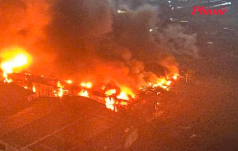 Kinh hoàng xưởng gỗ sát Bệnh viện K Tân Triều bốc cháy dữ dội, 1 người tử vong