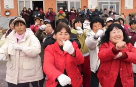 'Những người dì bị bỏ lại phía sau': Từ cô đơn đến ánh đèn livestream