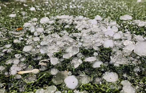 Dông mạnh kèm theo mưa đá ở miền Bắc có bất thường?