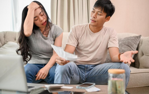 Làm sao để chồng chịu nộp lương cho vợ?