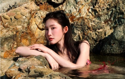 Vụ Juky San mặc bikini ở Giếng Tiên: Cẩn trọng trước mỗi “viên đá” được ném đi