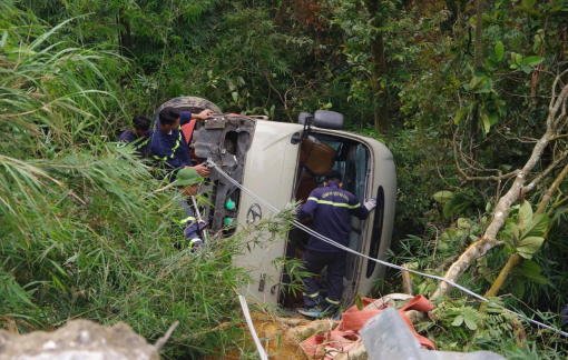 Hiện trường xe khách mất phanh lao xuống vực ở đèo Tam Đảo, nhiều người bị thương