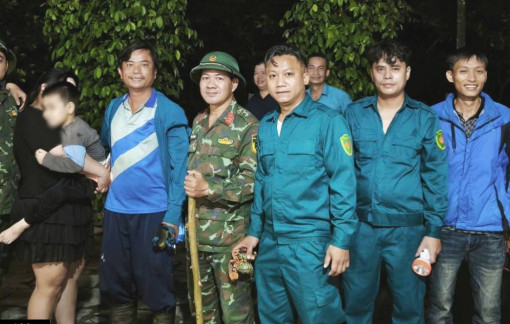 Xuyên đêm tìm kiếm bé trai 4 tuổi đi lạc trong núi