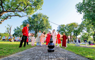 Cho học sinh “mắt thấy, tai nghe” di tích, làng nghề