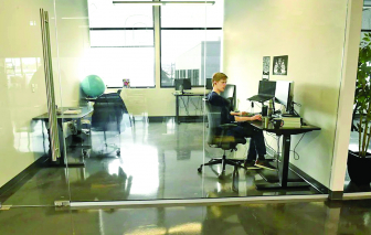 Người trẻ cô đơn nơi công sở