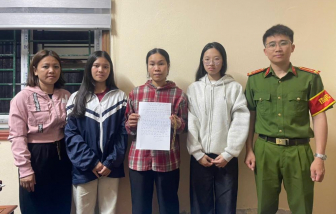 Nhặt được dây chuyền vàng 5 chỉ, 2 nữ sinh lớp Mười nhờ công an tìm người trả lại