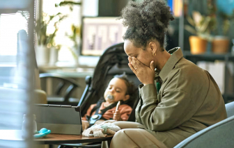 Phụ nữ mắc kẹt trong áp lực “mẹ tồi”