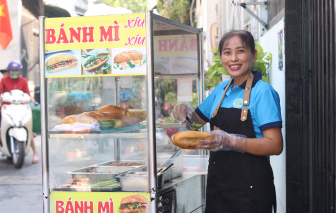 Tặng xe bán bánh mì cho phụ nữ khó khăn