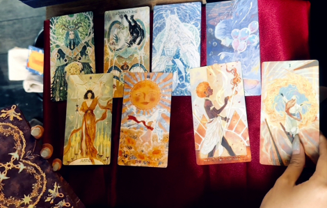 Hãy để những lá bài dẫn lối cảm xúc nhưng đừng để dẫn lối tương lai