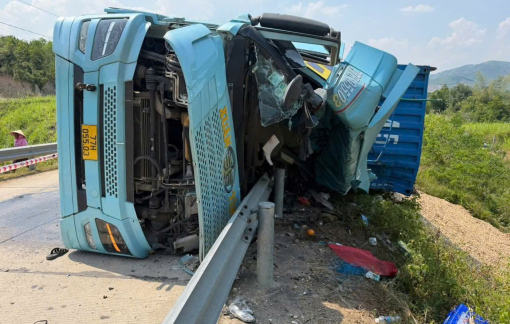 Xe container chạy lấn đường, va chạm với xe máy khiến 3 người tử vong