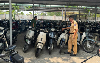 Kiểm tra, chấn chỉnh tình trạng học sinh đi xe đạp, xe máy điện không đội mũ bảo hiểm, độ chế